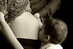 Antonella Piazzi, fotografo gravidanza a Bologna. Servizio fotografico maternità. Sessioni fotografiche pancia e pancione, neonati, newborn, body painting, bimbi e bambini 0-12 anni, presso studio fotografico Fotoprogress Budrio