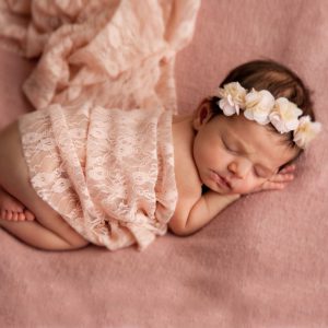 Antonella Piazzi, fotografo Newborn a Bologna. Servizio fotografico maternità e neonati. Sessioni fotografiche pancia e pancione, foto gravidanza, maternity, dolci pose, body painting, bimbi e bambini 0-12 anni, presso studio fotografico Fotoprogress Budrio