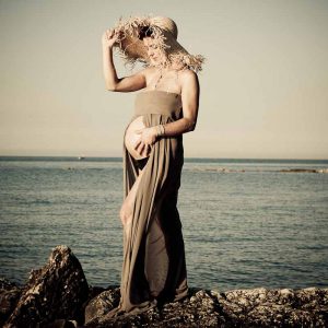 Fotografo gravidanza Antonella Piazzi a Bologna. Servizio fotografico foto maternità. Sessioni fotografiche pancia e pancione, neonati, newborn, maternity, dolci pose, body painting, bimbi e bambini 0-12 anni, presso studio fotografico Fotoprogress Budrio