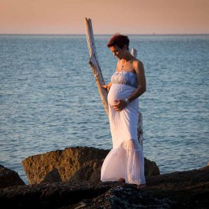 Fotografo gravidanza Antonella Piazzi a Bologna. Servizio fotografico foto maternità. Sessioni fotografiche pancia e pancione, neonati, newborn, maternity, dolci pose, body painting, bimbi e bambini 0-12 anni, presso studio fotografico Fotoprogress Budrio
